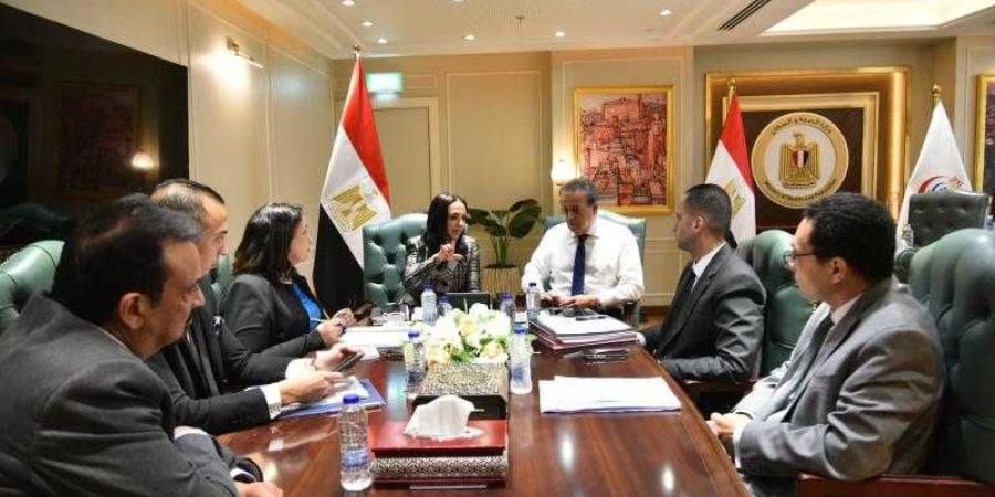 وزير الصحة يناقش مع وزيرة التضامن الاجتماعي ...