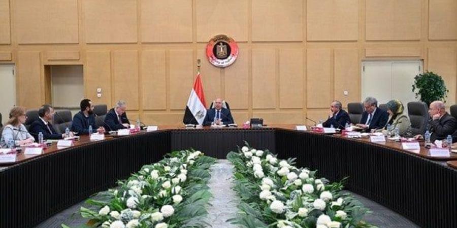 وزير الصناعة يبحث مع رئيس مجلس النواب بـ «بيلاروس» سبل دعم التعاون