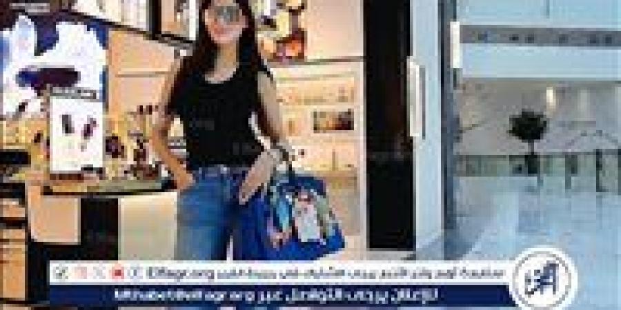 بلمسات عصرية.. مي عمر تظهر بإطلالة جذابة وحقيبة فاخرة من باريس
