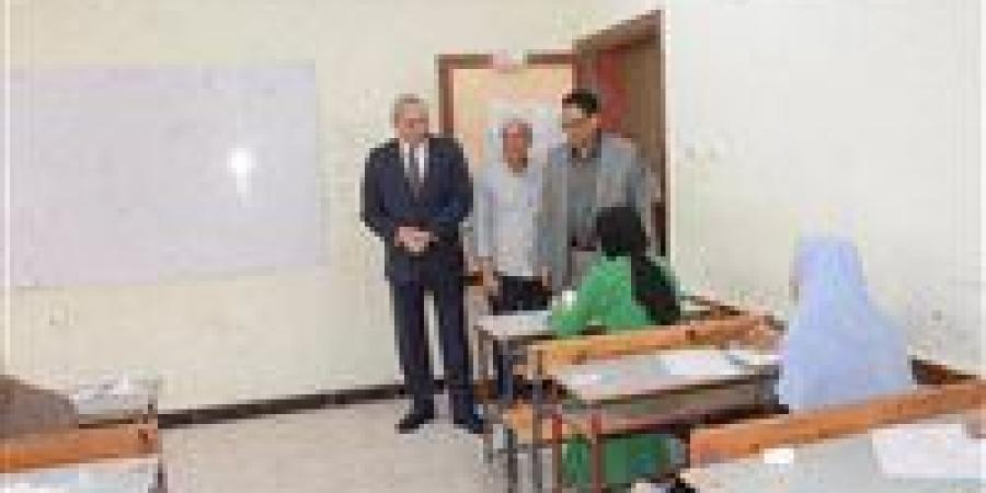 محافظ الغربية يتفقد لجان امتحانات الدبلومات الفنية ويطمئن أولياء الأمور: أبناؤكم أمانة