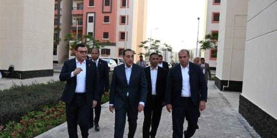 رئيس الوزراء يتفقد عددا من المشروعات بمدينة حدائق العاصمة