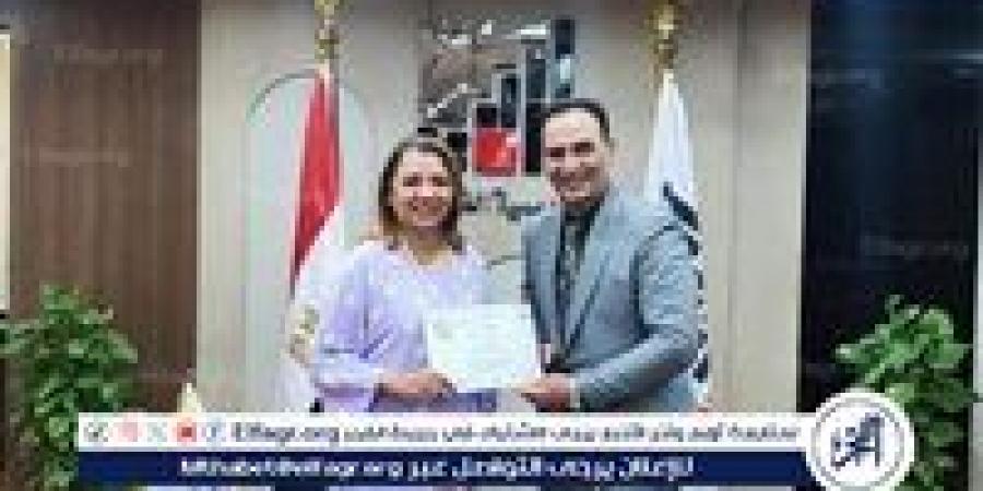 رئيسة أكاديمية الفنون تكرم إيهاب صبري على بحث "رؤية تطوير النقد الموسيقي الرقمي"