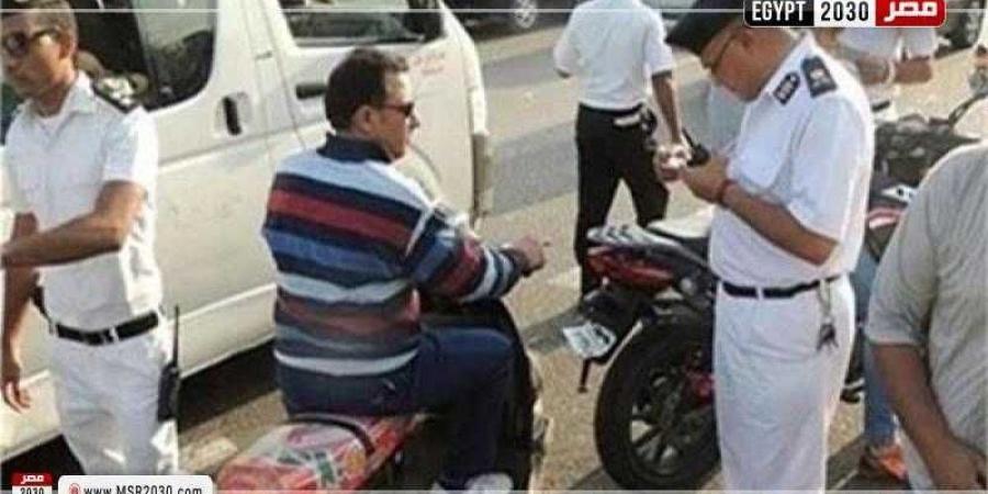 المرور : تحرير 935 مخالفة للملصق الإلكتروني ورفع 44 سيارة ودراجة نارية متروكة