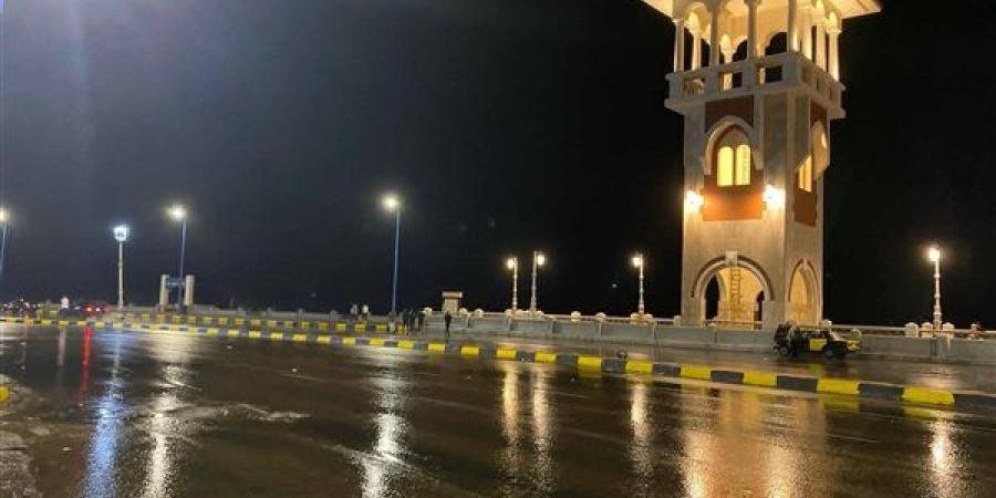 بسبب الطقس السيء.. سقوط لوحات إعلانية وتضرر المطاعم وغرق شوارع الإسكندرية