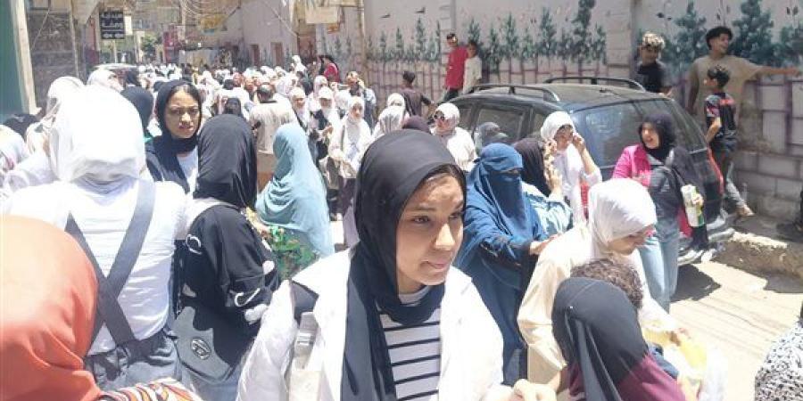 طلاب الشهادة الإعدادية بالفيوم: الامتحان في متناول الجميع والبوكليت أفضل