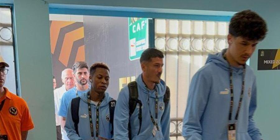 وصول فريق بيراميدز إلى استاد الدفاع الجوي لمواجهة صن داونز