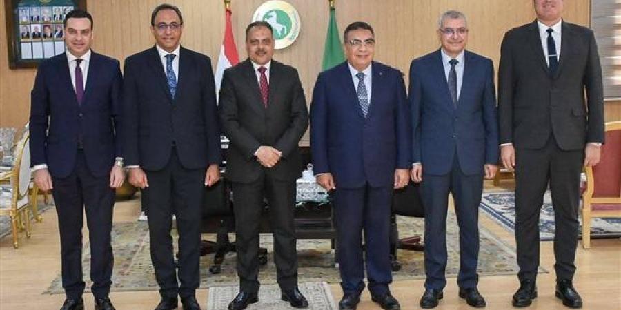 محافظ الشرقية يستقبل محافظي الدقهلية وقنا ونائب محافظ بورسعيد بمكتبة بالديوان العام