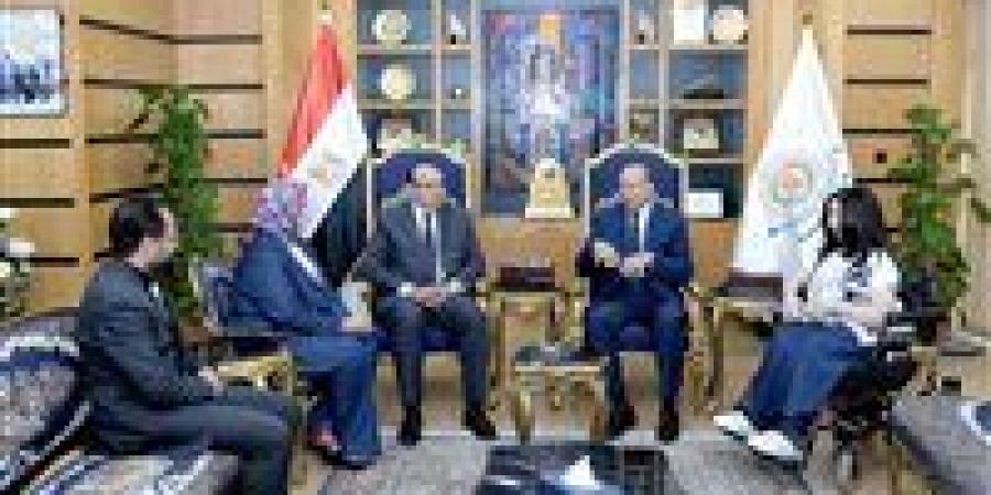 رئيس جامعة المنصورة يستقبل إدارة مركز خدمات الأشخاص ذوي الإعاقة