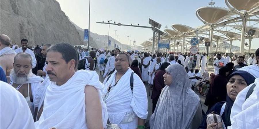 الحجاج المتعجلون يغادرون "منى" قبل الغروب في ثانى أيام التشريق