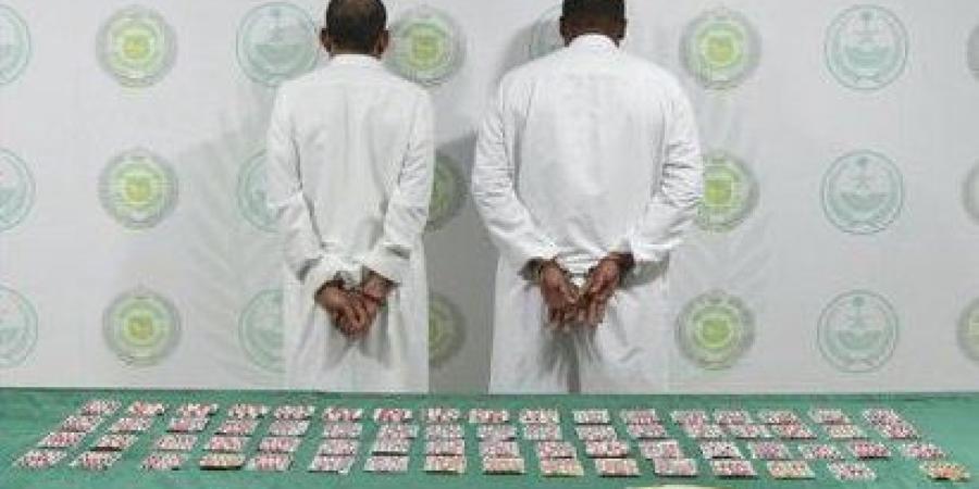 القبض على شخصين في تبوك لترويجهما الحشيش وأقراصًا خاضعة لتنظيم التداول الطبي