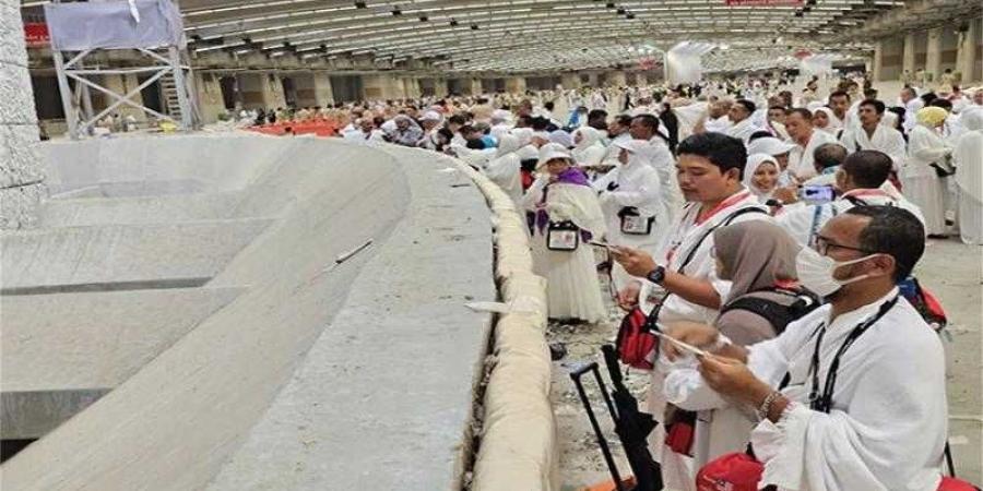حجاج الجمعيات الأهلية يؤدون رمي الجمرات في أول أيام التشريق وسط تنظيم دقيق