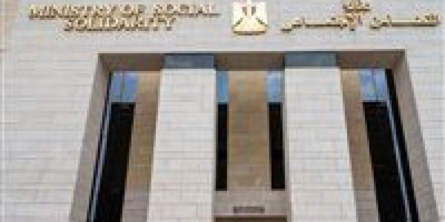 وزيرة التضامن توجه بصرف 100 ألف جنيه لأسرة خالد محمد شوقي ومعاش استثنائي