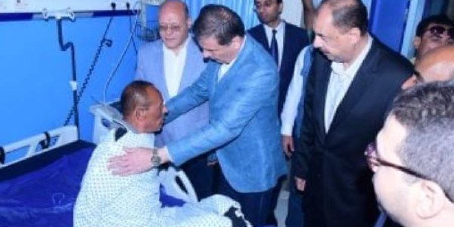 ترقية استثنائية ومكافأة مالية.. وزير الزراعة يطمئن على موظف سوهاج بعد الاعتداء عليه أثناء عمل