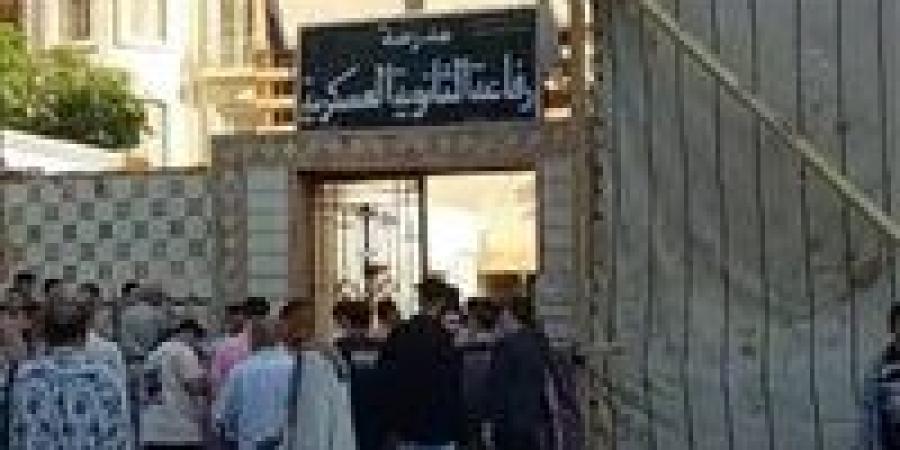 أولياء الأمور يرافقون أبناءهم في أول أيام امتحانات الثانوية العامة