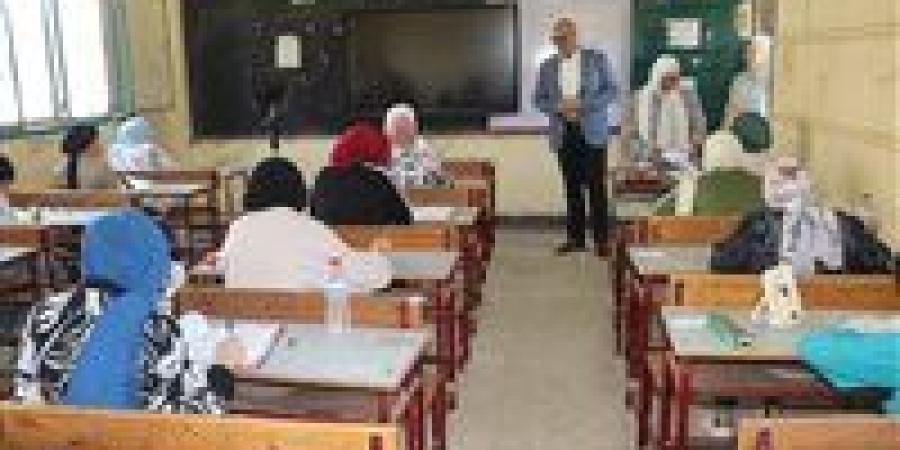 محافظ القليوبية يتفقد لِجان امتحانات الثانوية العامة للاطمئنان على سير الامتحانات - صور