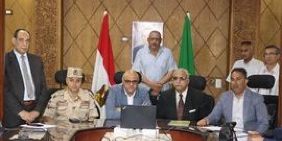 محافظ القليوبية يتفقد غرفة عمليات لجان الثانوية العامة