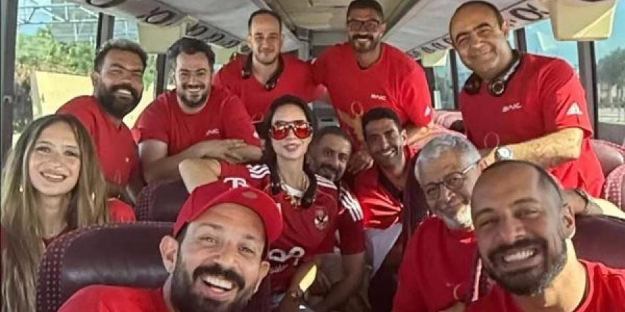 من الاستوديو إلى المدرجات.. الفنانون خلف الأهلي في كأس العالم للأندية 2025