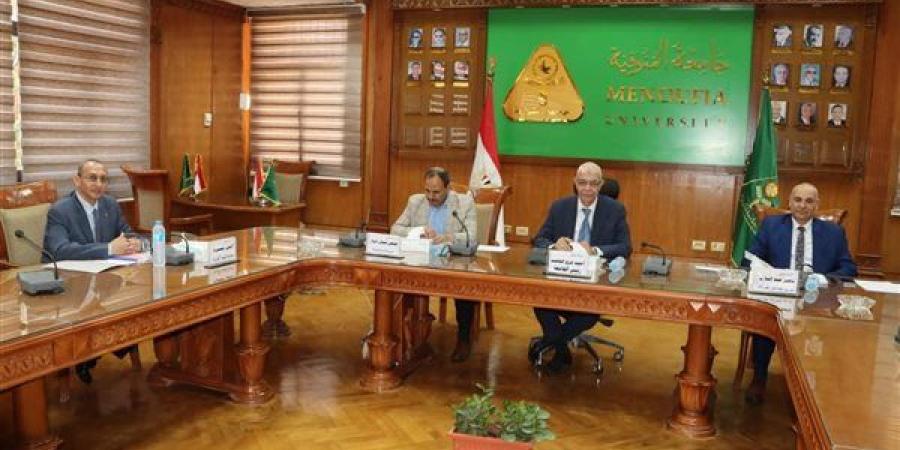 رئيس جامعة المنوفية يرأس لجنة مقابلات لتجديد مناصب مديري العموم وأمناء الكليات