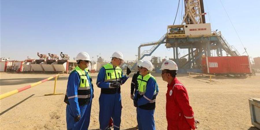 وزير البترول يتفقد العمليات الإنتاجية وأعمال حفر شركة بتروشهد بالصحراء الغربية