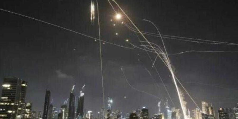 صواريخ إيرانية تستهدف مناطق قرب مطار بن جوريون وتل أبيب تهتز بالانفجارات