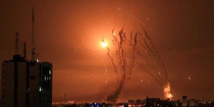 عاجل.. شاهد لحظة سقوط صاروخ «فرط صوتي» إيراني وسط تل أبيب