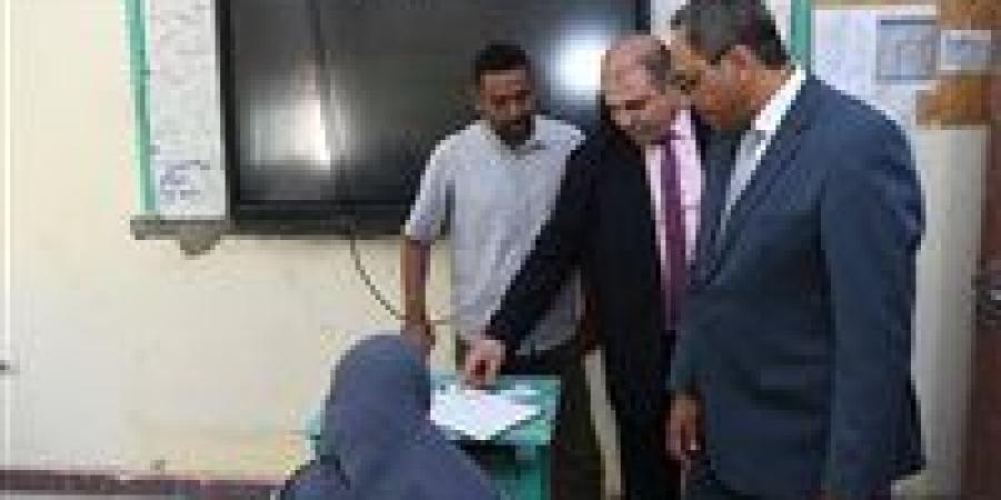 محافظ قنا يتفقد لجان امتحانات الثانوية العامة ويطمئن على انتظامها