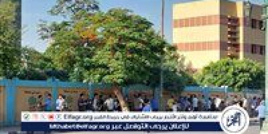 خروج طلاب وطالبات الثانوية العامة بعد أداء امتحانى التربية الدينية والوطنية فى أول أيام الامتحانات باسيوط