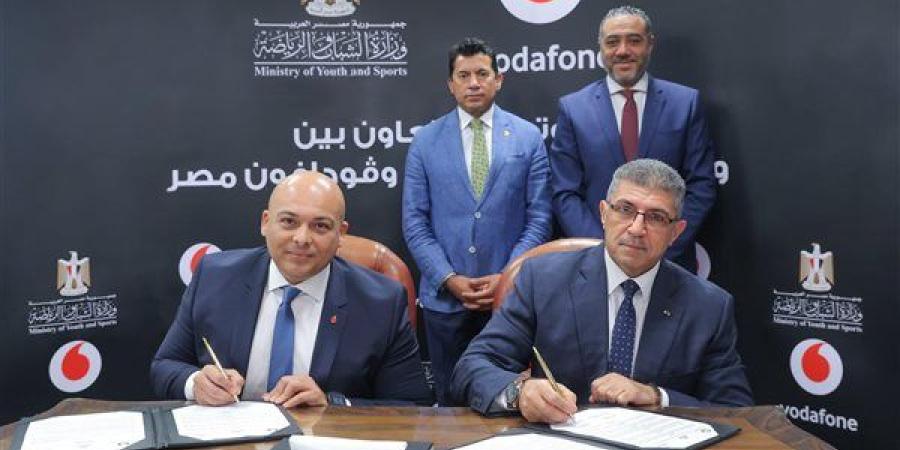 وزير الشباب والرياضة يشهد توقيع بروتوكول تعاون مع ڤودافون مصر