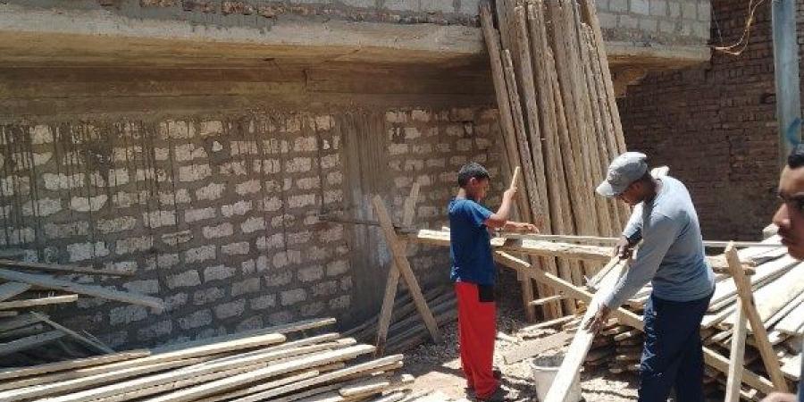 إزالة حالتي تعد بالبناء المخالف في أرمنت بالأقصر