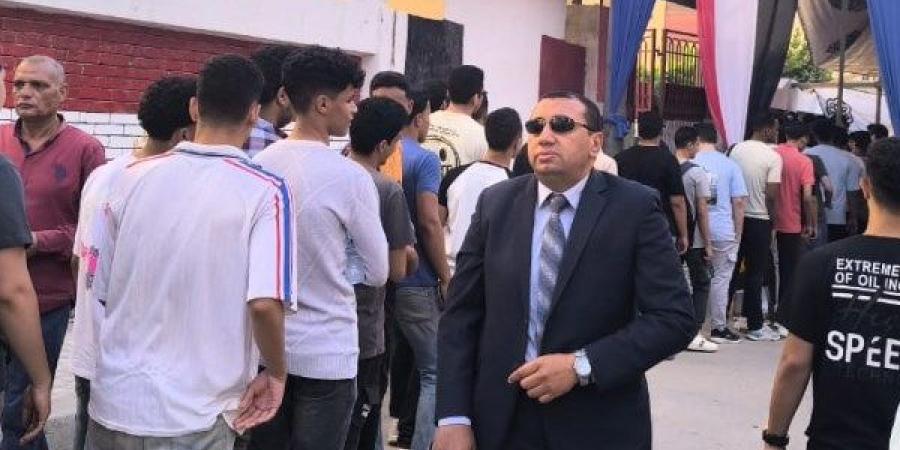 "بطيشة" يتابع دخول الطلاب اللجان.. ويوزع مياه مثلجة على الطلاب بكفر الدوار