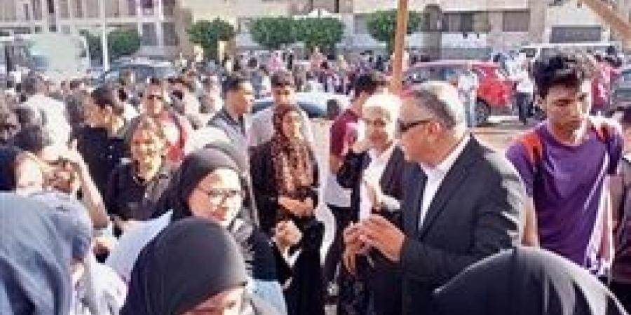 مدير إدارة تعليمية يوزع الشيكولاته على طلاب الثانوية العامة