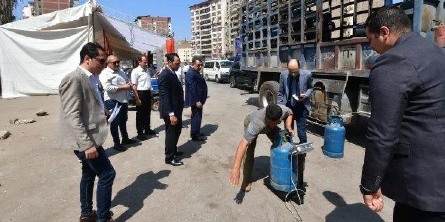 «ماشى بميزان فى عربيته».. محافظ الدقهلية يستوقف سيارة أنابيب للتأكد من الوزن