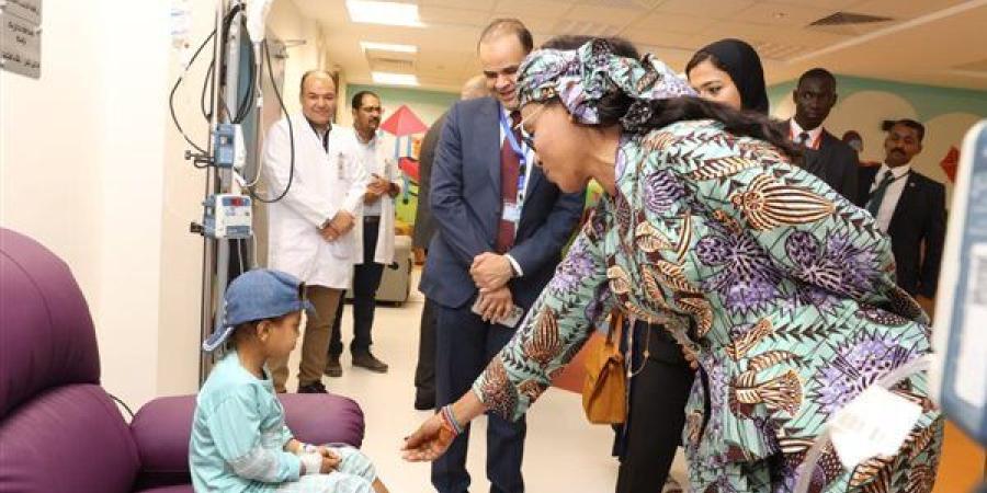 بعد استقبال المحافظ لها.. السيدة الأولى لدولة جامبيا توزع الهدايا على مرضى السرطان بالأقصر(صور)