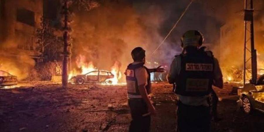 إعلام إسرائيلي: صواريخ إيرانية تصيب مباني في تل أبيب وحيفا