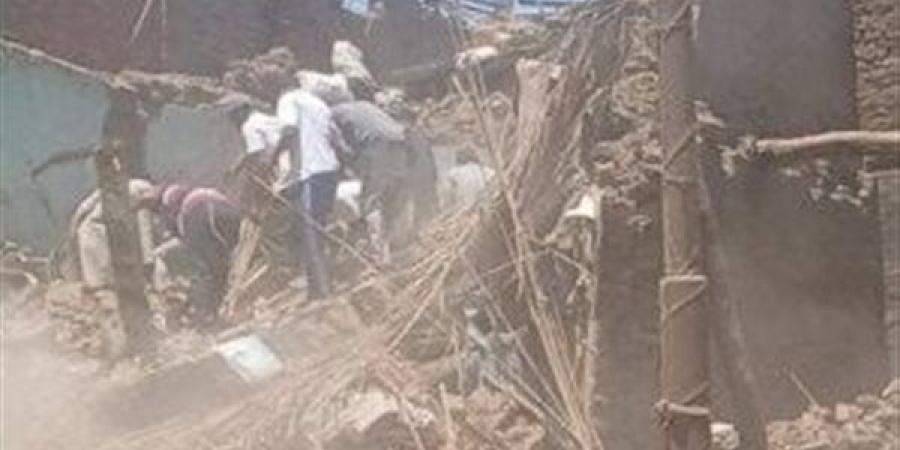 انهيار منزل مكوّن من 3 طوابق واحتجاز فتاة تحت الأنقاض في قنا