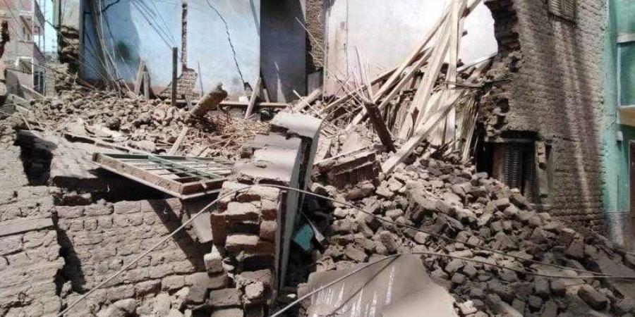 انهيار جزئي لمنزل من 3 طوابق بقنا