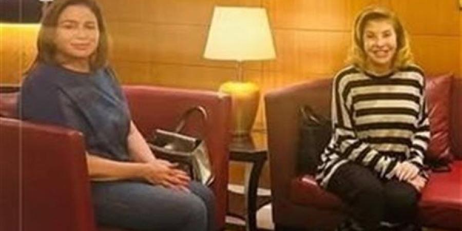 بعد تعلقهم في العراق بسبب الحرب.. إلهام شاهين وهالة سرحان تعودان إلى مصر