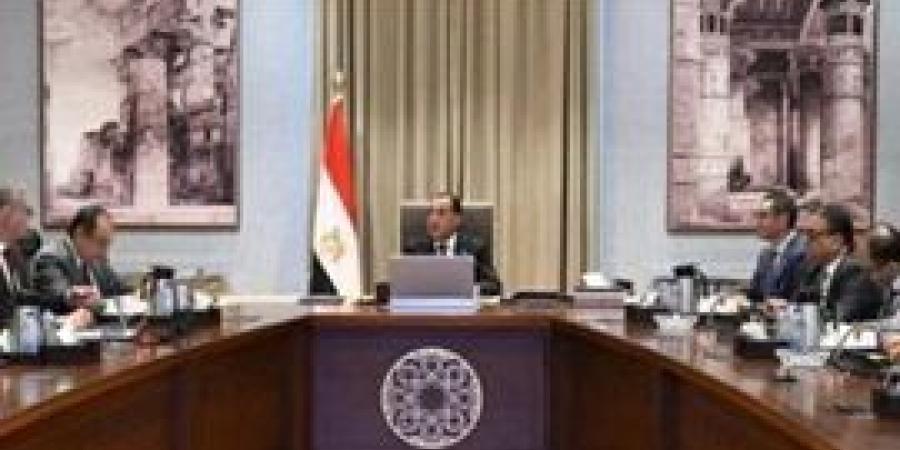 رئيس الوزراء يستعرض خطوات تنفيذ برنامج الطروحات الحكومية فى قطاع الاتصالات