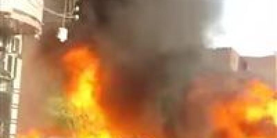 اندلاع حريق هائل في منزل ومخزن خردة بالبرجاية بالمنيا