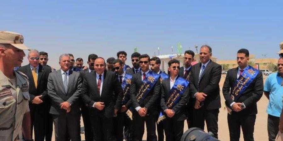 طلاب جامعة سوهاج في زيارة لقاعدة محمد نجيب أكبر ...