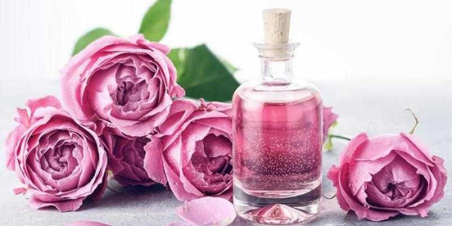 فوائد مذهلة تجعلك تضعي ماء الورد ليلا على بشرتك