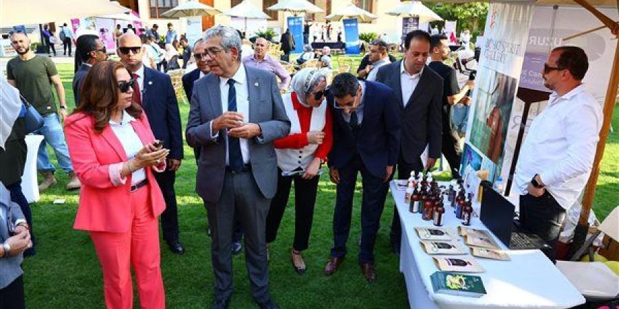 وزيرة التنمية المحلية وعميد كلية التعليم المستمر يتفقدان معرضي "أيادي مصر" وخريجات منحة AUC SHE Can