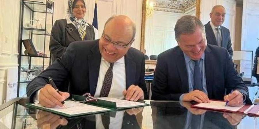 وزير الطيران المدني المصري ووزير النقل الفرنسي يوقعان اتفاقية ترتيبات فنية لتعزيز التعاون في مجالات الطيران المدني المختلفه