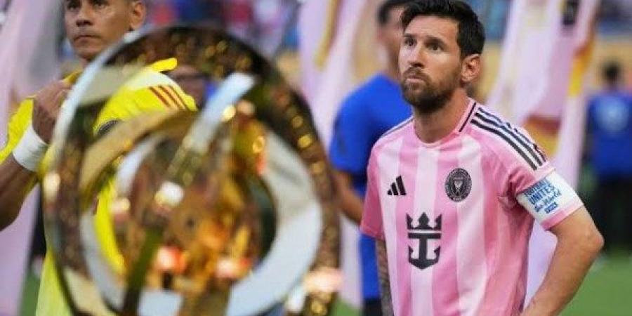 بعد مباراة الأهلي وإنتر ميامي.. أسطورة إيطاليا يفاجئ ميسي بهدية تاريخية