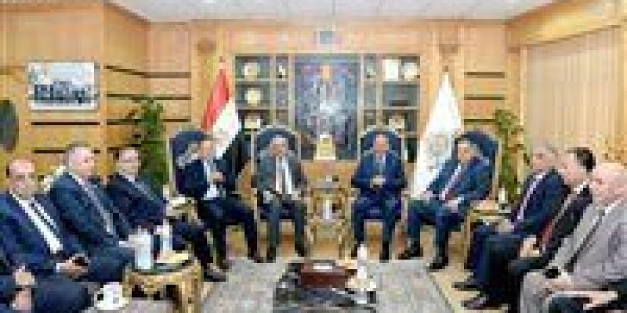 تكريم الدكتور رضا حجازي في قمة جامعات إقليم الدلتا