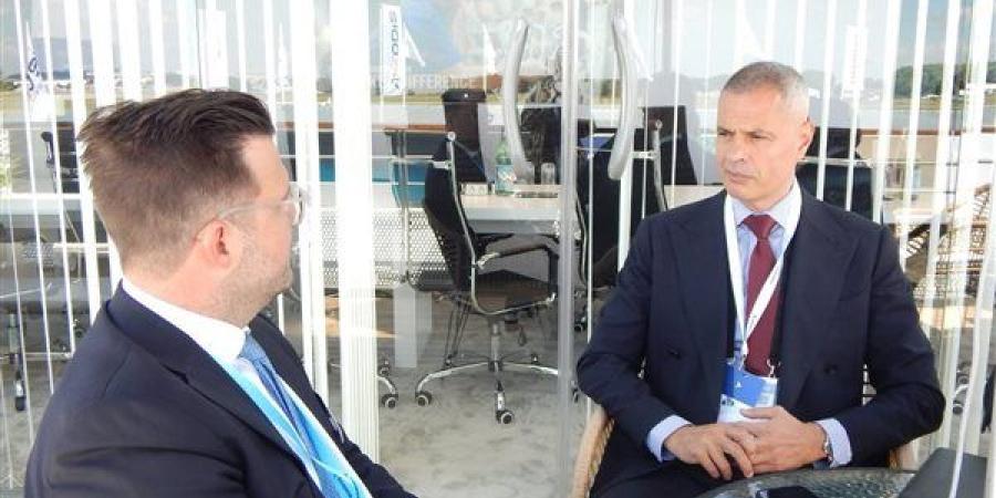 مصر للطيران تعقد لقاءات مع كبرى الشركات بمعرض باريس