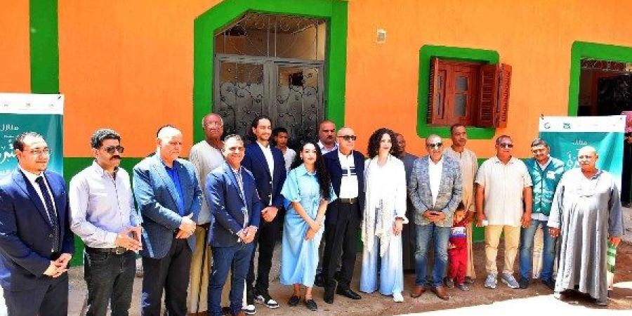 محافظ الأقصر يتفقد المرحلة السابعة من مشروع سترة بعد تسليمه للمستفيدين وتحسين بيئة السكن للأسر