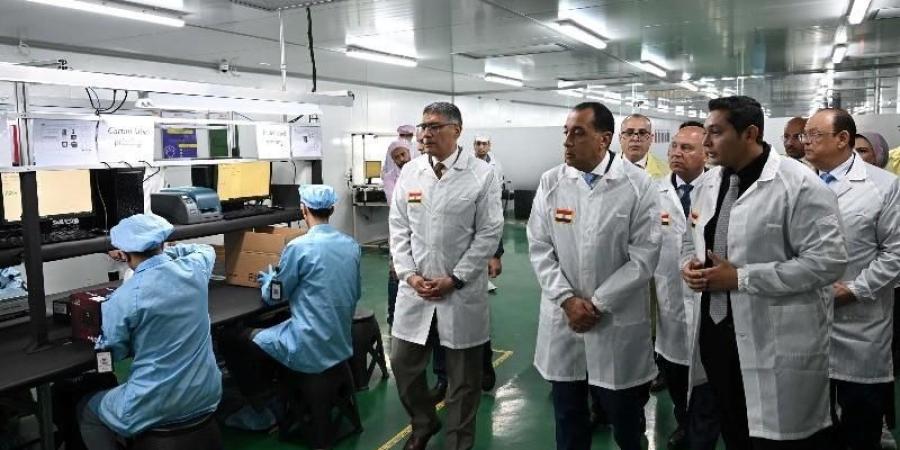 مدبولي يقوم بجولة فى مشروع تصنيع أجهزة شاشات التليفزيون والهواتف المحمولة بمصنع ”صافي جروب”