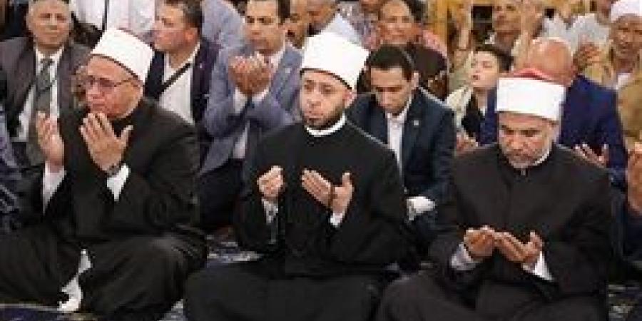 وزير الأوقاف يؤدي صلاة الجمعة بمسجد السيدة زينب بحضور عدد من قيادات الوزارة