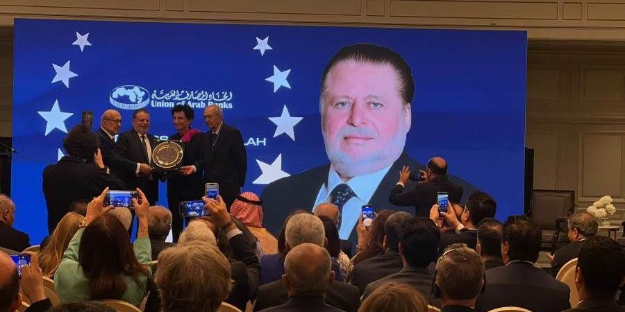 حسن عبدالله يتسلم جائزة «محافظ العام 2025» من اتحاد المصارف العربية